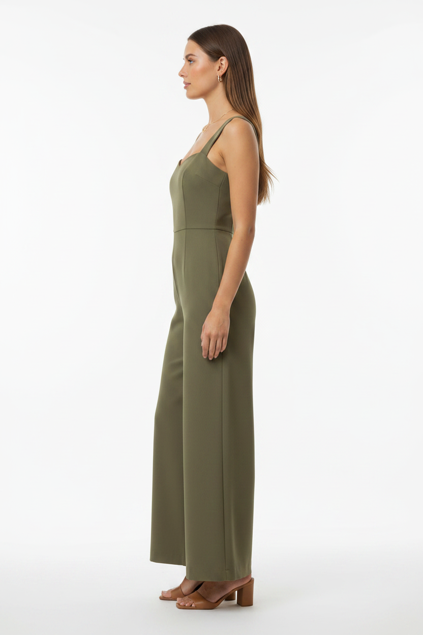 Elegant Black Women's Jumpsuit with Tailored Fit and Pockets