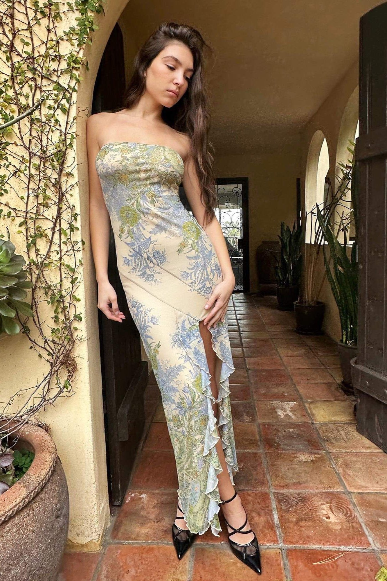 Chic María Eugenia Printed Strapless Midi Dress with Slit Elevated Occasion Wear