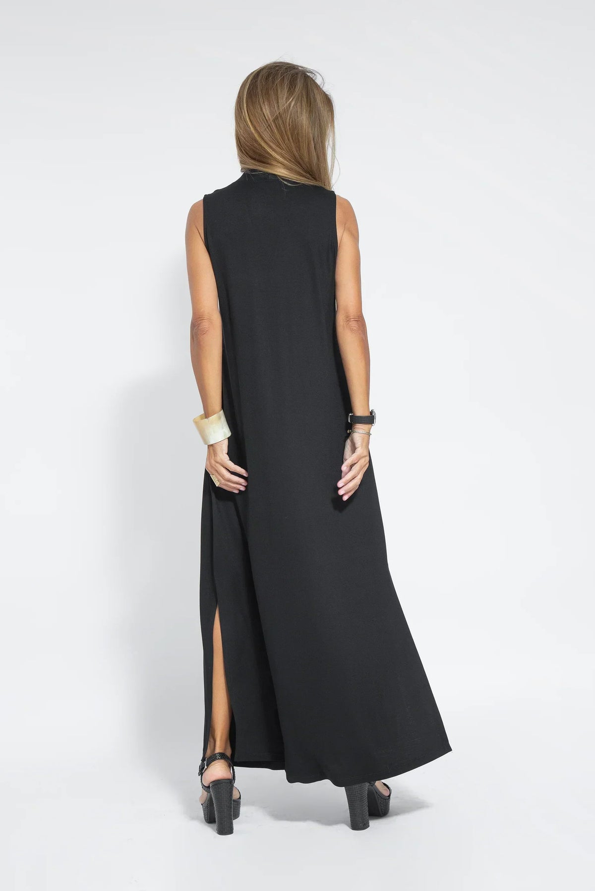 Deep V-Neck Sleeveless Center Pleat Flowy Maxi Dress - View 5