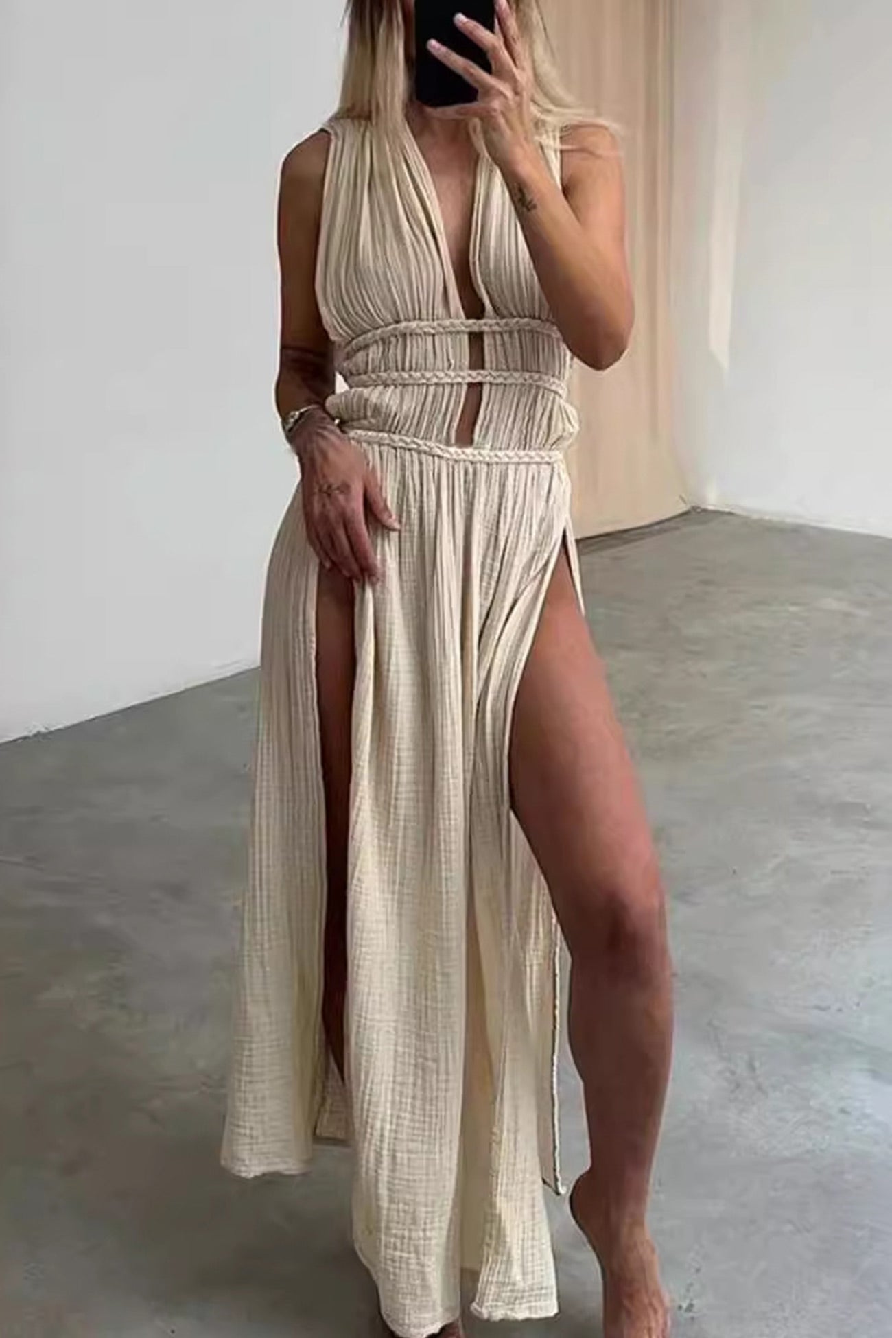Effortlessly Elegant Dress with a Timeless Design