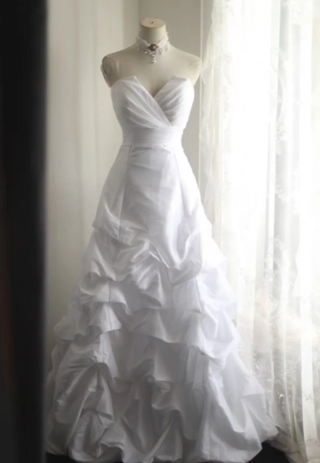 Vintage Court Princess Wedding Dress White Satin Pleated Long Bridal Dress