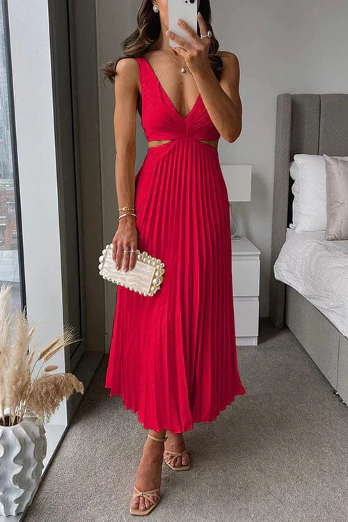 Nina Timeless Pleated Dress with a Neckline Chic Silhouette Collection