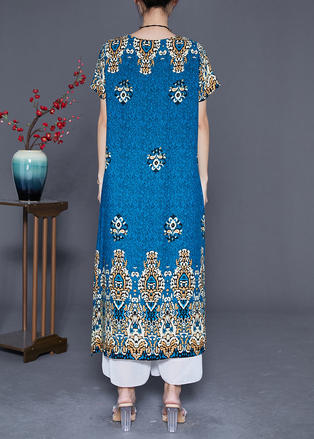 Beautifully Finished Dress in a Timeless Design