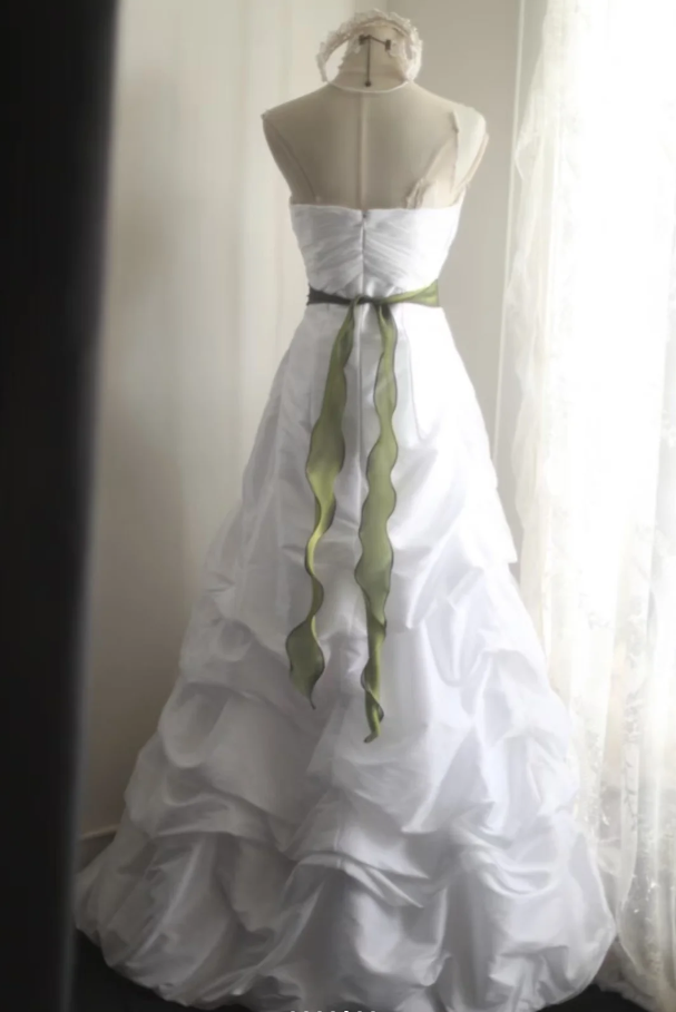 Vintage Court Princess Wedding Dress White Satin Pleated Long Bridal Dress