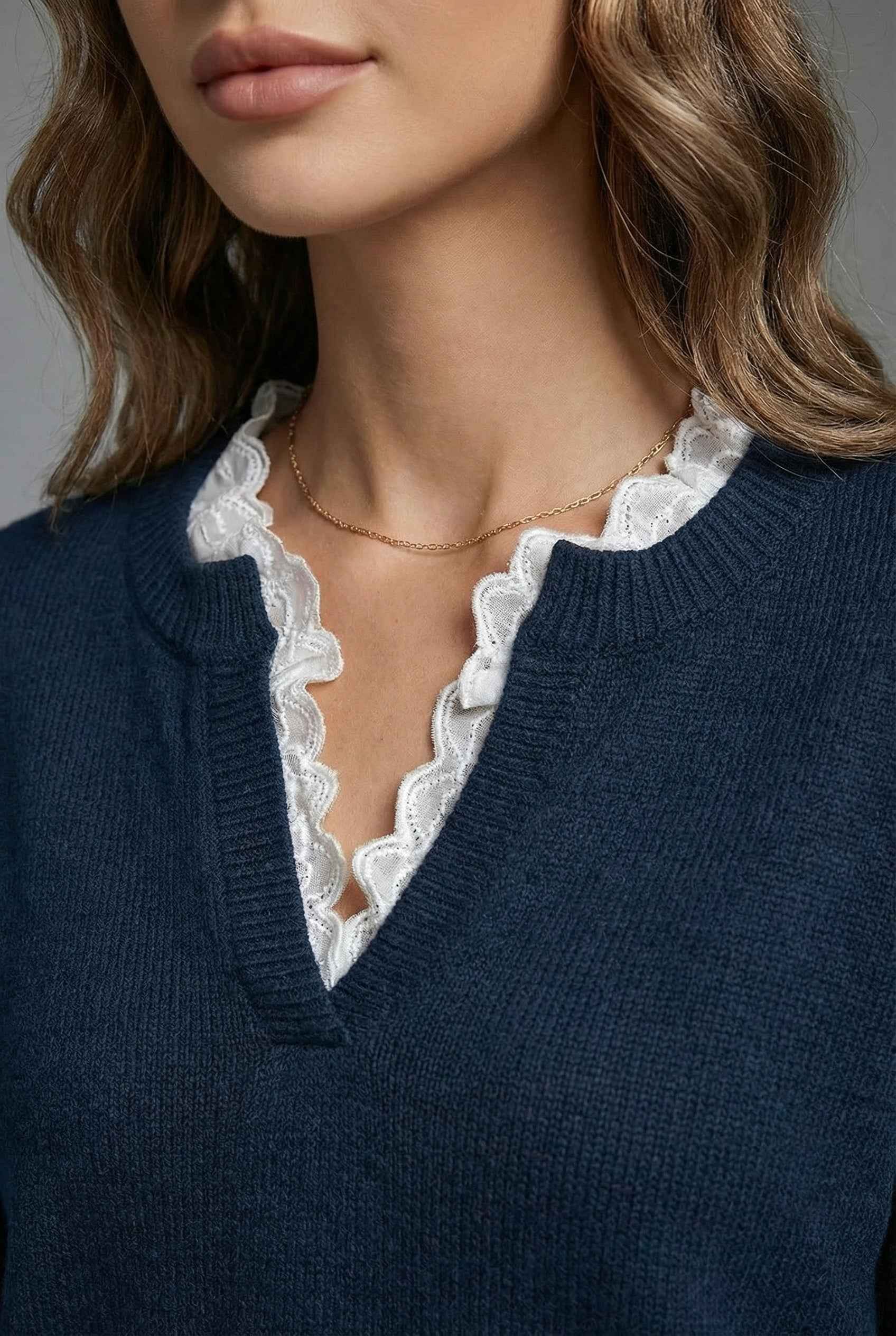 Elegant Feminine Blouse with Soft Fabric and Versatile Design