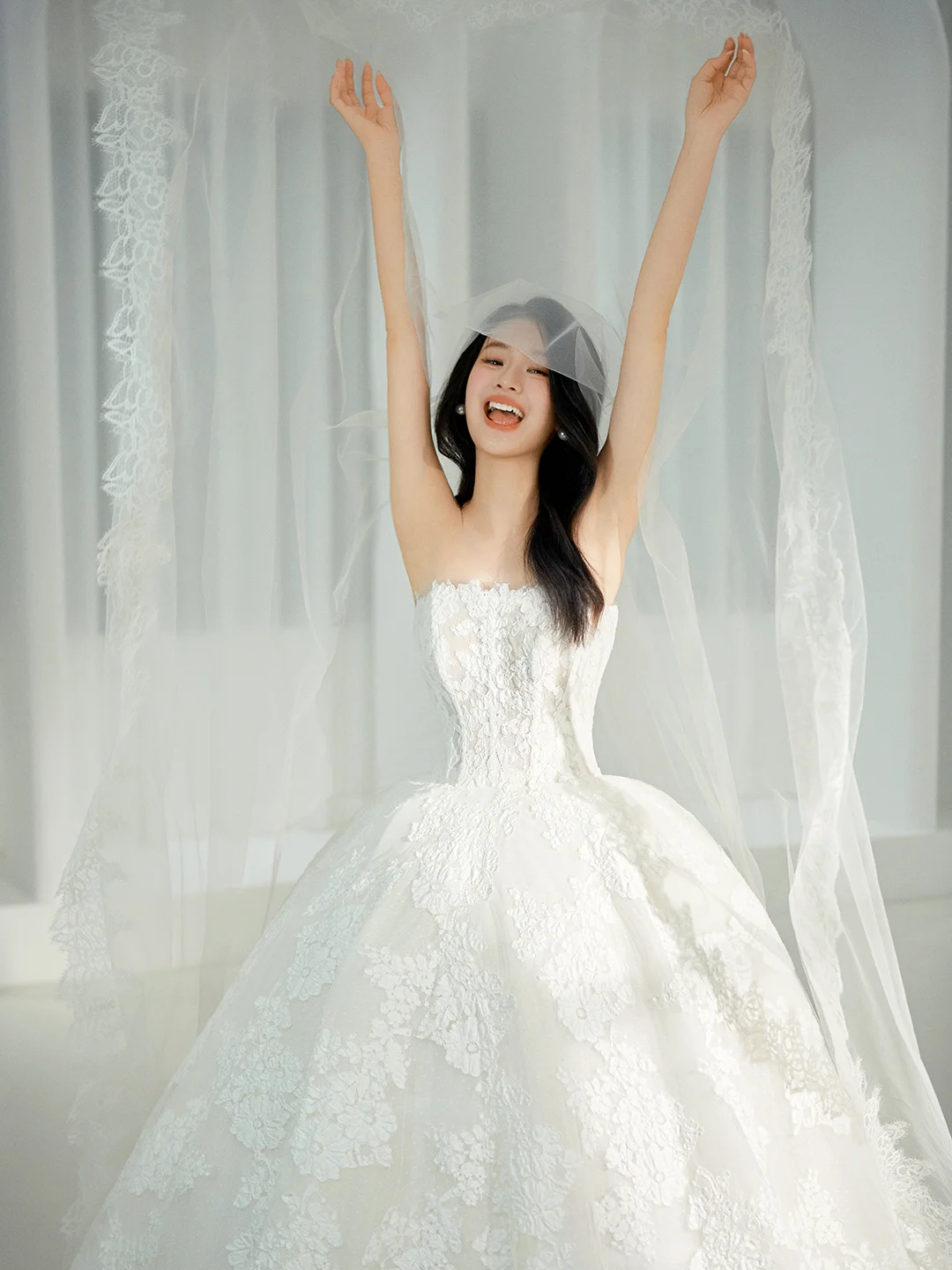 Classy Elegant A Line Strapless White Tulle Lace With Veil Long Wedding Dresses C3836
