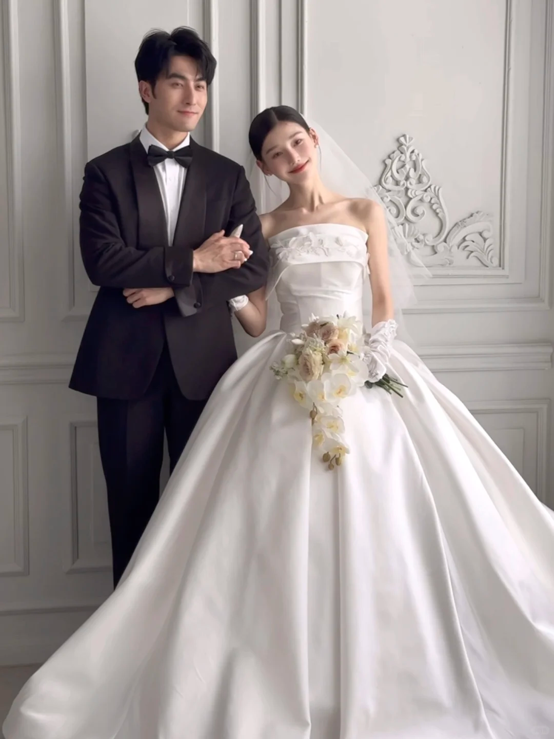 Classy Elegant Ball Gown Strapless White Satin Applique With Veil Gloves Long Wedding Dresses C3842