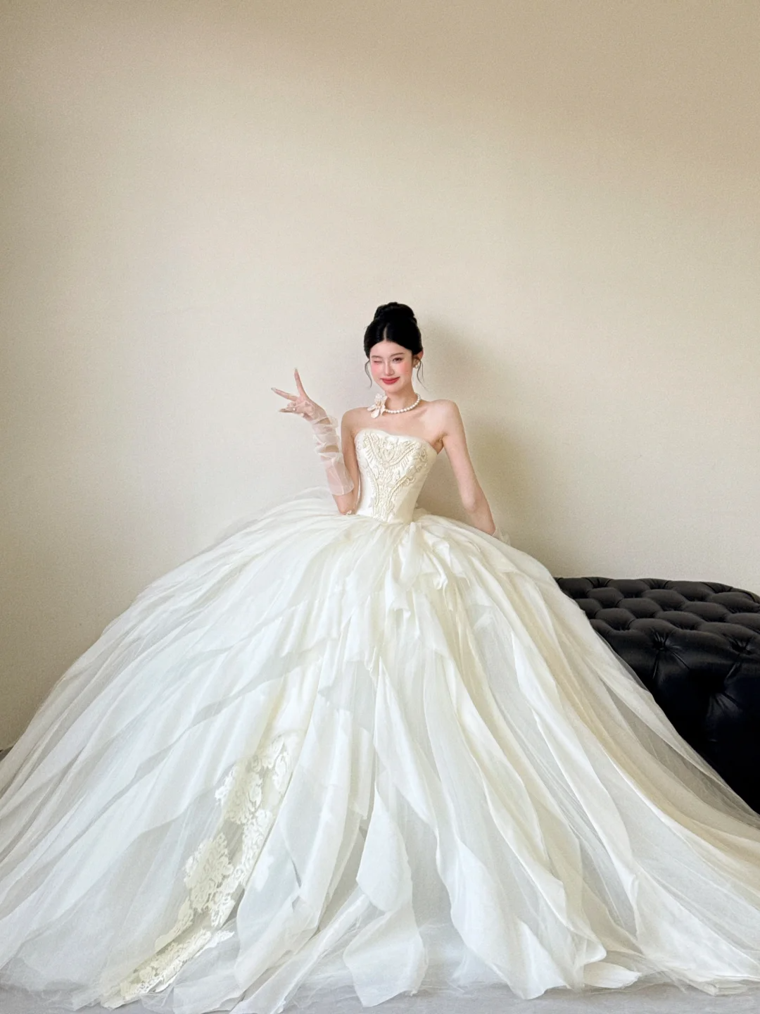 Princess Ball Gown Strapless White Satin Tulle Applique With Gloves Long Wedding Dresses C3852