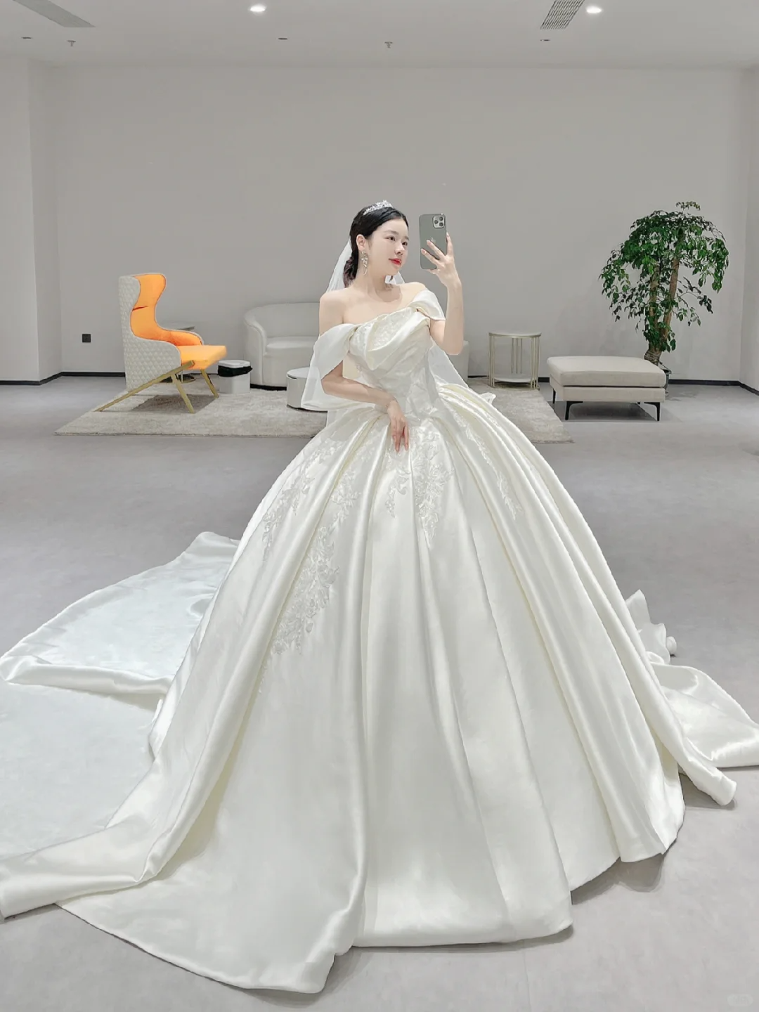 Classy Ball Gown Strapless Satin Pleated Applique With Veil Long Wedding Dresses C3978