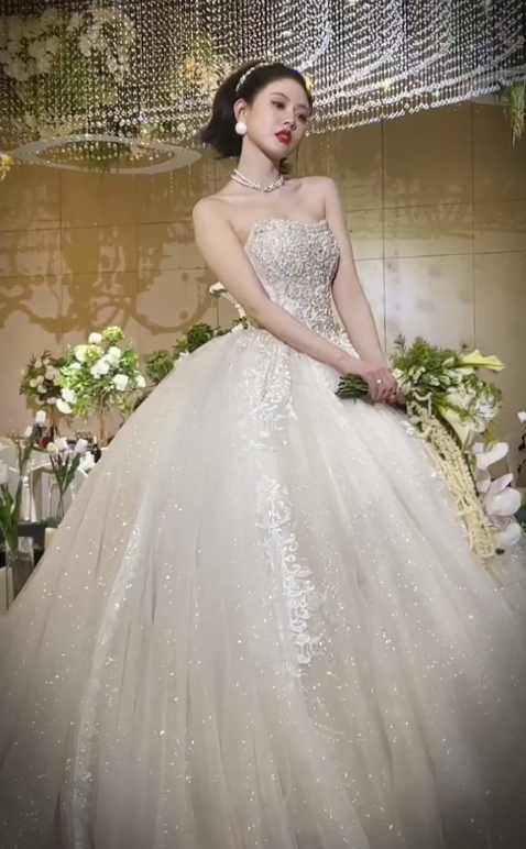 Gorgeous Ball Gown Strapless Tulle Lace Beaded Long Wedding Dresses C3992
