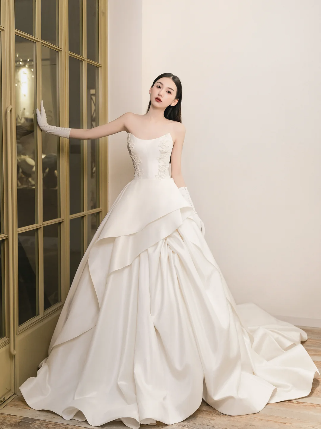 Eelgant Ball Gown Strapless Satin Applique With Gloves Long Wedding Dresses C4172