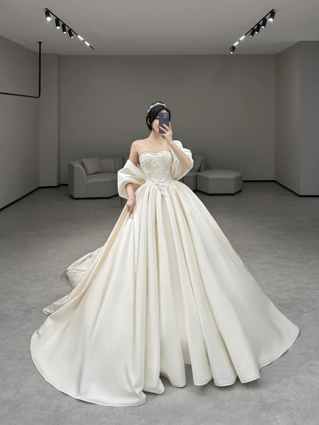 Elegant Ball Gown Strapless Satin Applique Long Wedding Dresses C4182