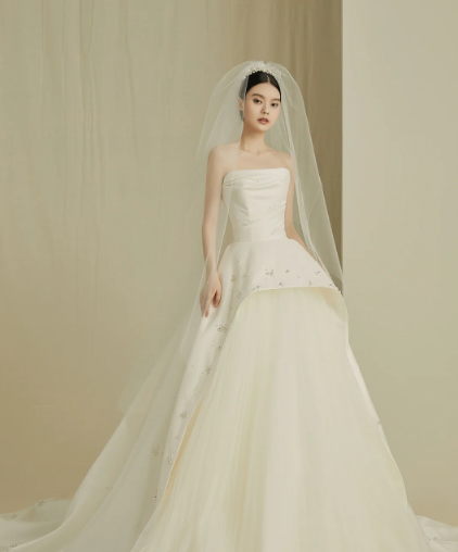 Elegant Ball Gown Strapless Satin Tulle Beaded With Veil Long Wedding Dresses C4202