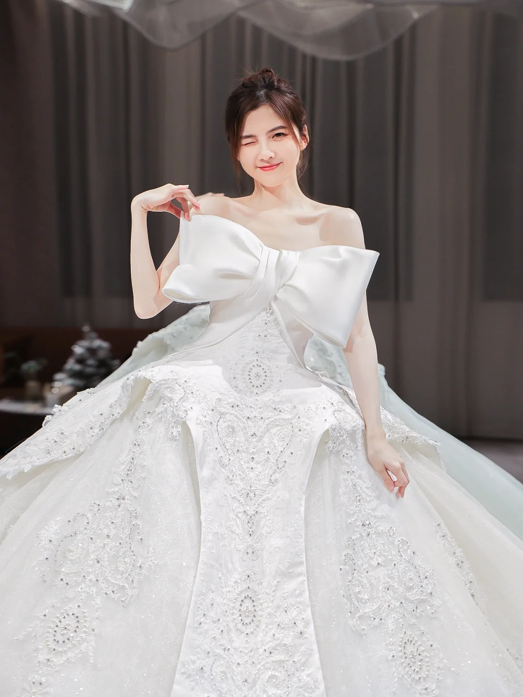 Unique Ball Gown Strapless Satin Tulle Lace Sequin Beaded With Bow Long Wedding Dresses C4203