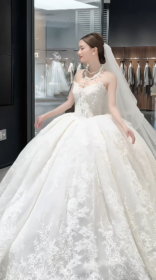 Timeless Ball Gown Strapless Tulle Lace With Veil Long Wedding Dresses C4230