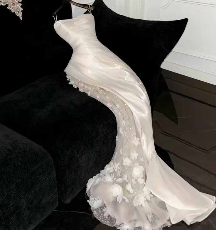 Unique Mermaid Spaghetti Straps Satin Tulle Applique Long Wedding Dresses C4270