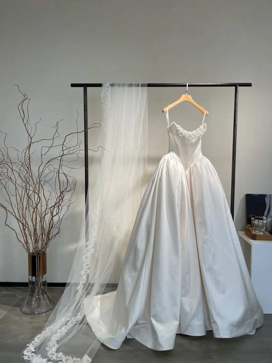 Classy Ball Gown Spaghetti Straps Satin Applique With Veil Long Wedding Dresses C4276