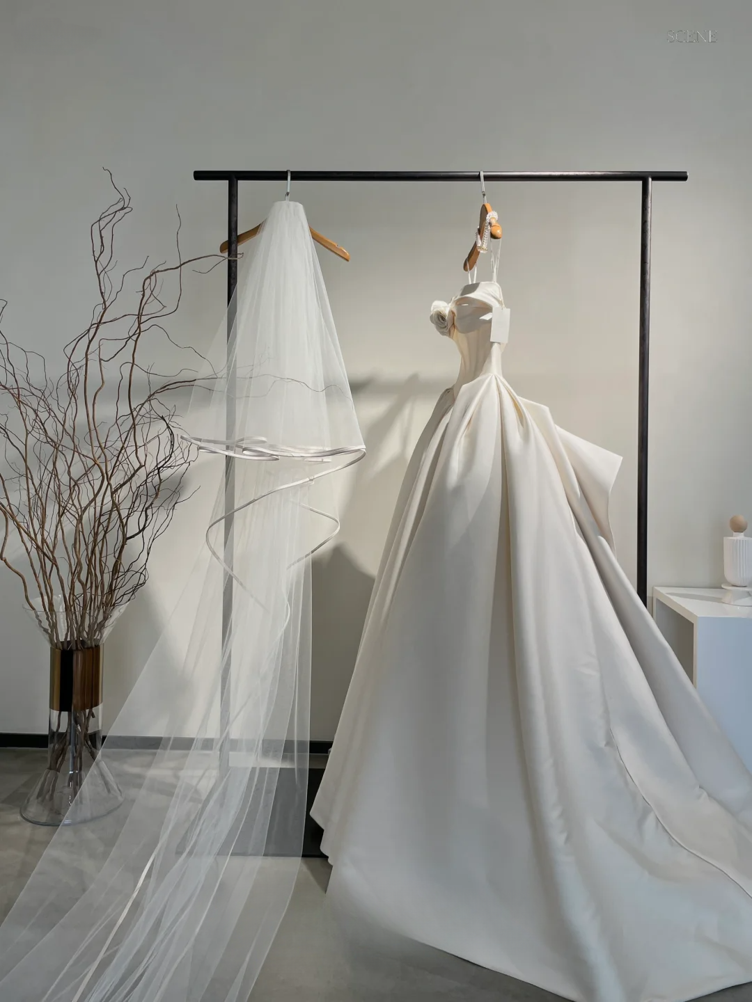 Elegant Ball Gown Spaghetti Straps Satin Flower With Veil Long Wedding Dresses C4277