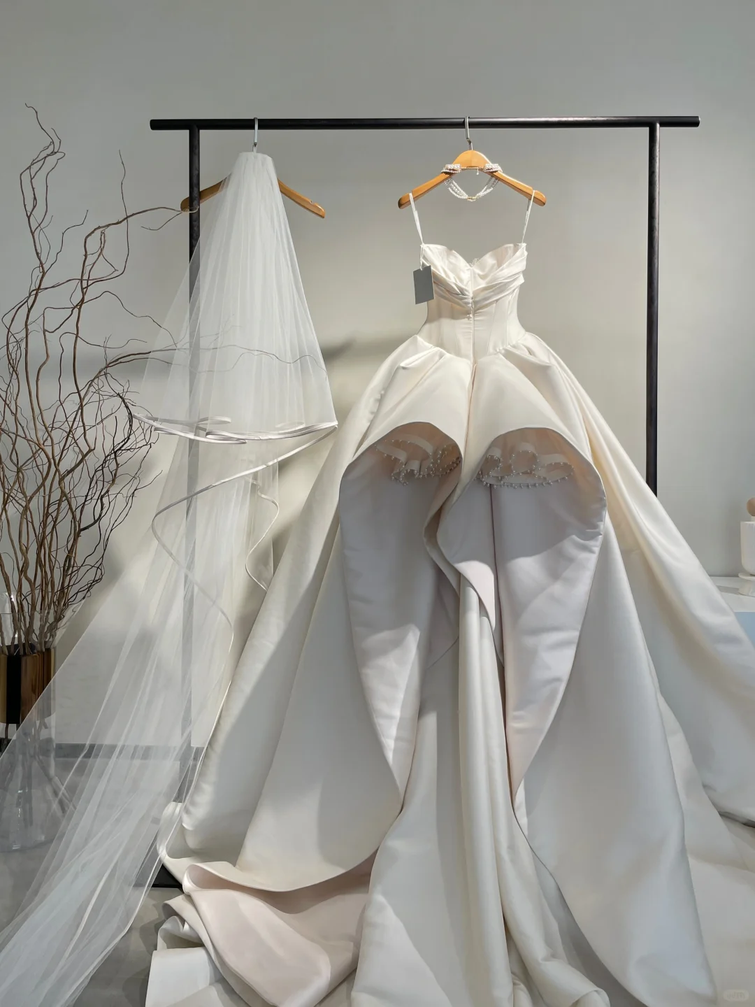 Elegant Ball Gown Spaghetti Straps Satin Flower With Veil Long Wedding Dresses C4277