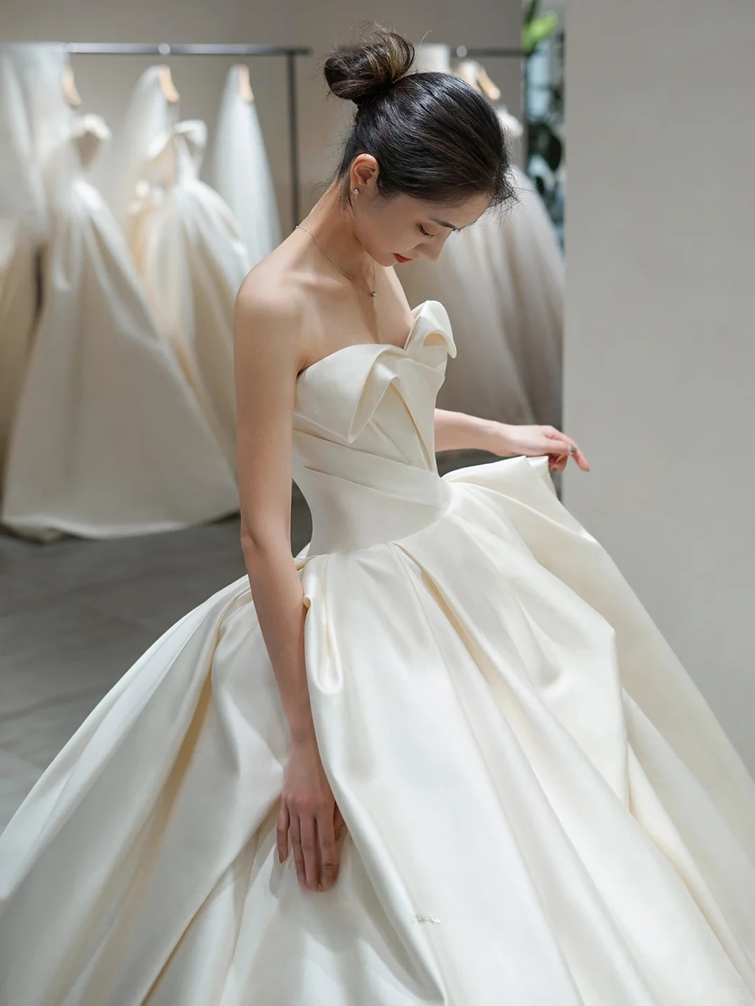 Pretty Ball Gown Strapless Satin Pleated With Veil Long Wedding Dresses C4286