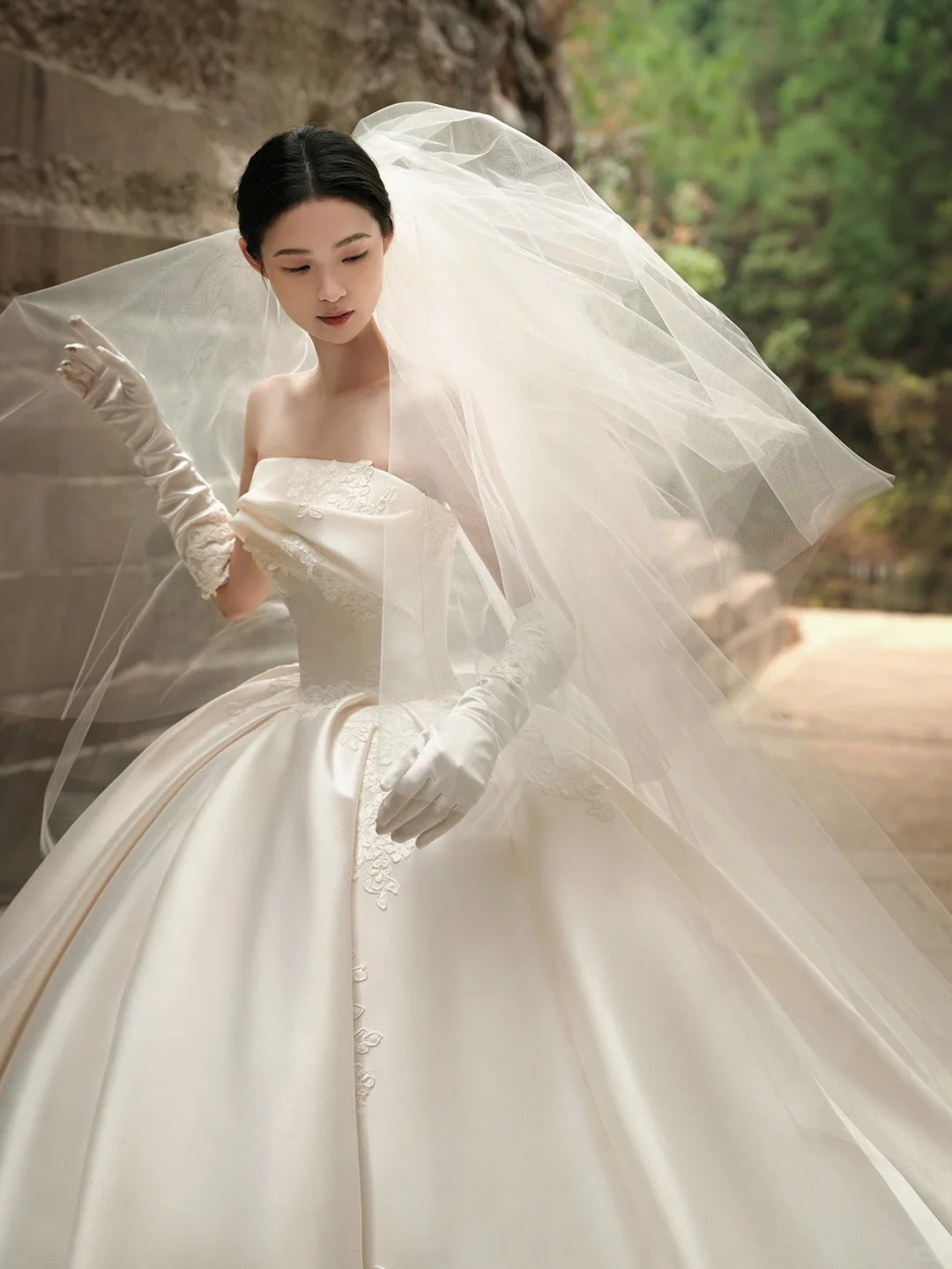 Elegant Ball Gown Strapless Satin Applique With Gloves Veil Long Wedding Dresses C4289