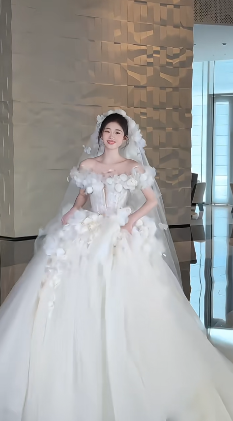 Pretty Ball Gown Strapless Tulle Applique With Veil Long Wedding Dresses C4305