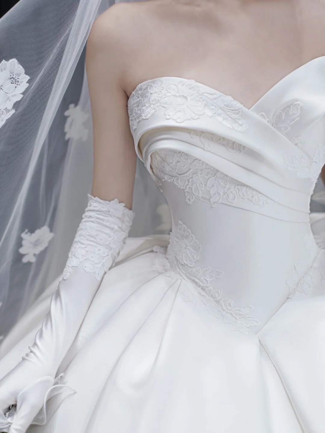 Dreamy Ball Gown Strapless Satin Applique With Gloves Veil Long Wedding Dresses C4324