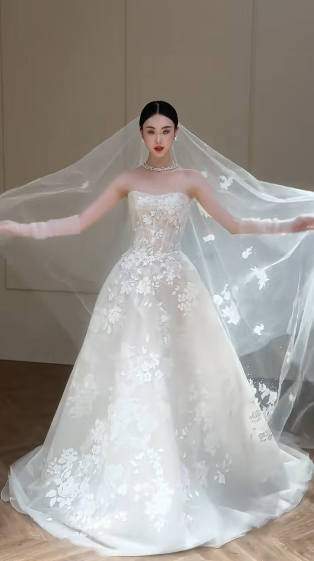 Dreamy Ball Gown Strapless Tulle Lace With Veil Long Wedding Dresses C4334