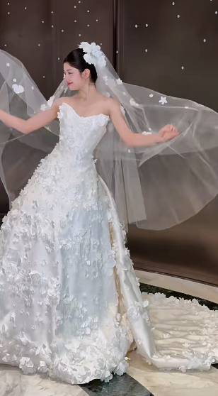 Dreamy Ball Gown Strapless Satin Applique With Veil Long Wedding Dresses C4341