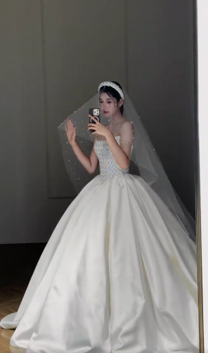 Stunning Ball Gown Strapless Satin Beaded With Gloves Veil Long Wedding Dresses C4353