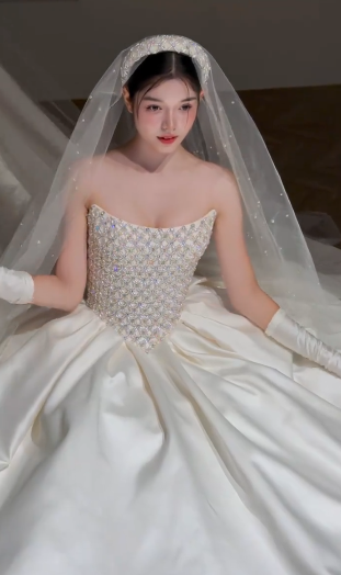 Stunning Ball Gown Strapless Satin Beaded With Gloves Veil Long Wedding Dresses C4353