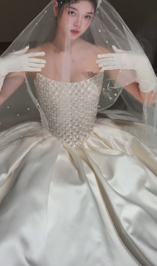 Stunning Ball Gown Strapless Satin Beaded With Gloves Veil Long Wedding Dresses C4353