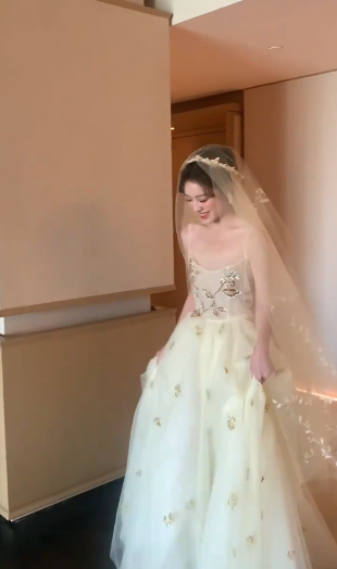 Pretty A Line Spaghetti Straps Tulle Sequin With Veil Long Wedding Dresses C4356