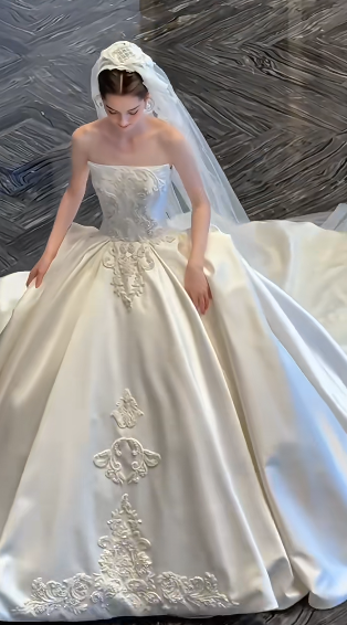 Elegant Ball Gown Strapless Satin Applique With Veil Long Wedding Dresses C4373