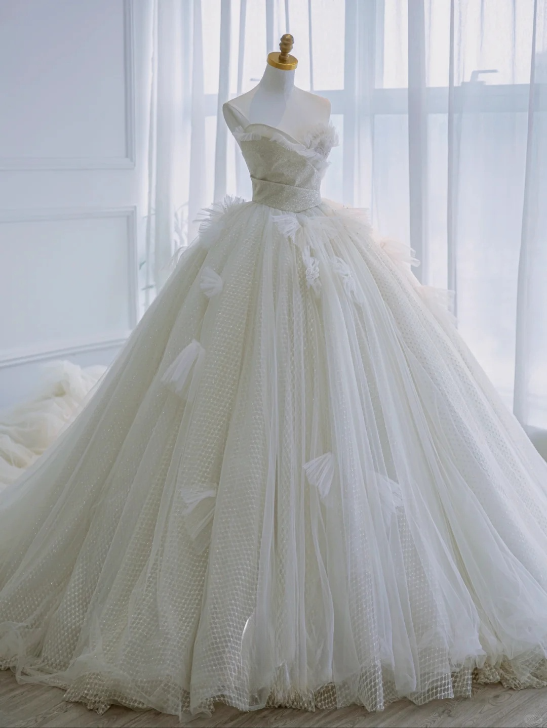 Elegant Ball Gown Strapless Tulle Sequin Long Wedding Dresses C4394