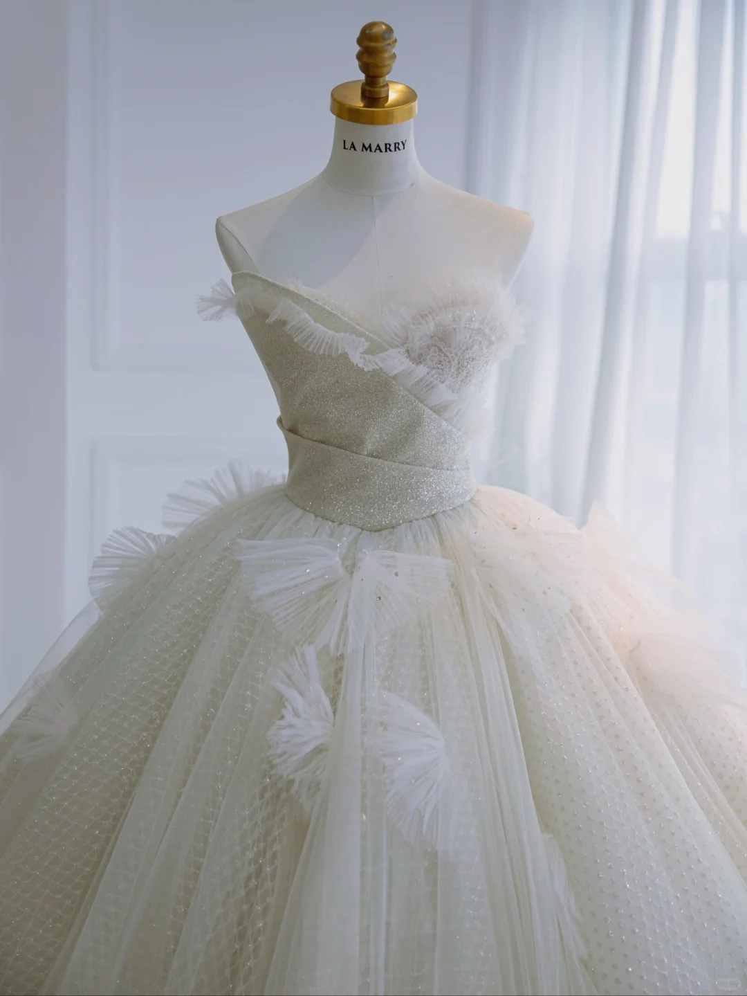 Elegant Ball Gown Strapless Tulle Sequin Long Wedding Dresses C4394