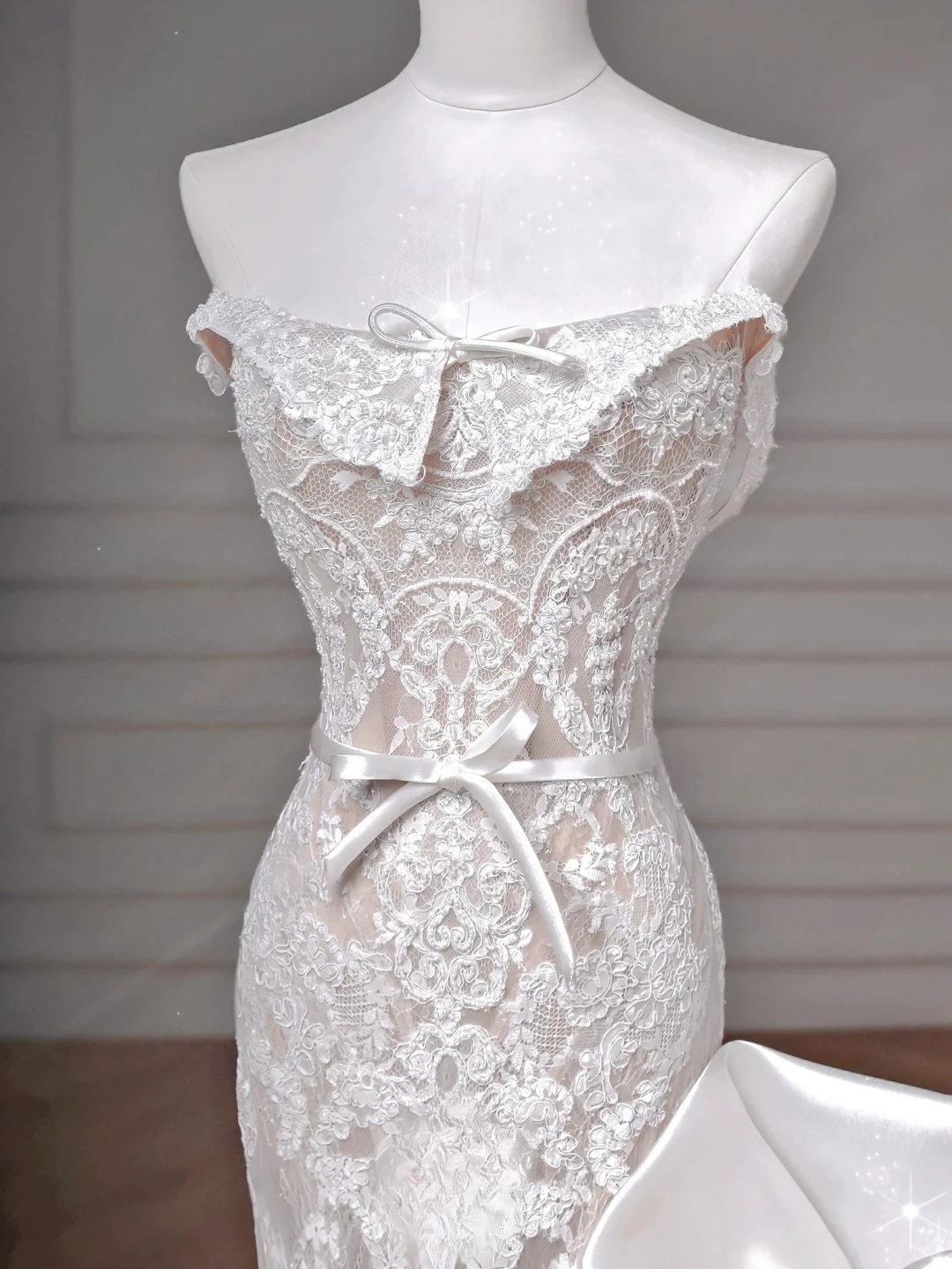 Stunning Mermaid Strapless Satin Lace Long Wedding Dresses C4399