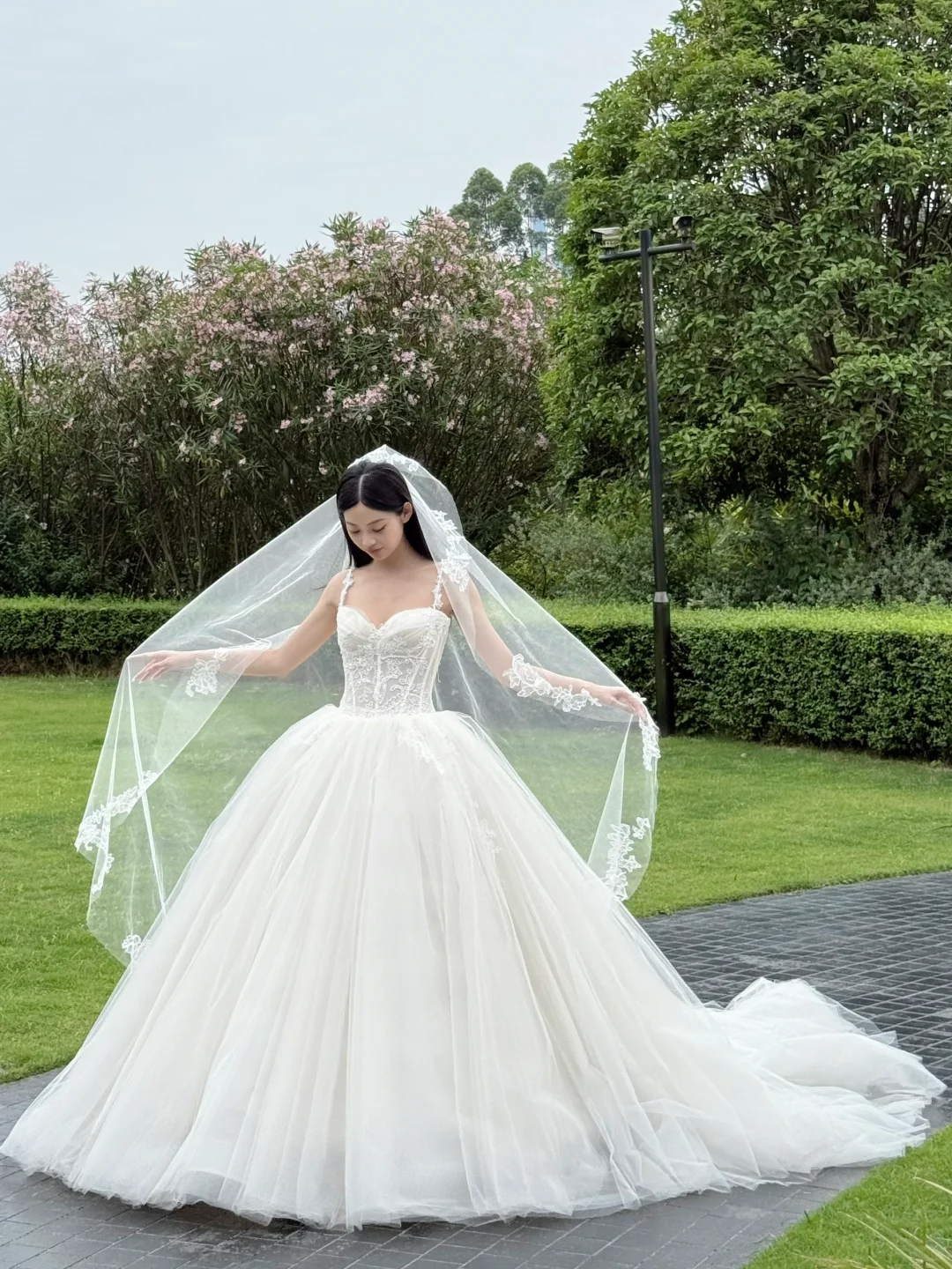 Stunning Ball Gown Spaghetti Straps Tulle Lace With Veil Long Wedding Dresses C4430