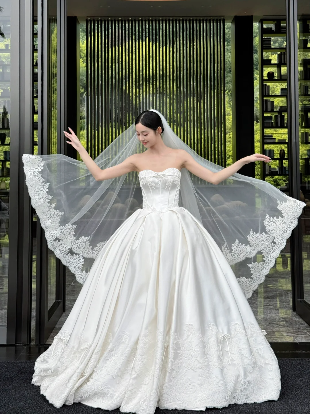 Elegant Ball Gown Strapless Satin Lace With Veil Long Wedding Dresses C4431