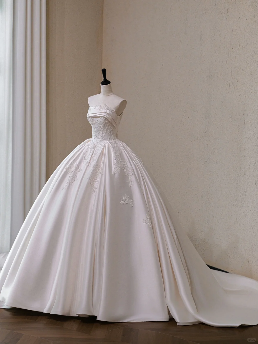 Dreamy Elegant Ball Gown Strapless Satin Applique Long Wedding Dresses C4484