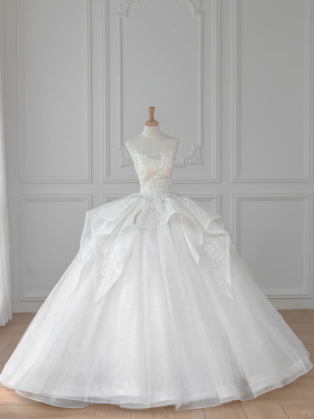 Dreamy Ball Gown Strapless Tulle Sequin Applique Long Wedding Dresses C4533