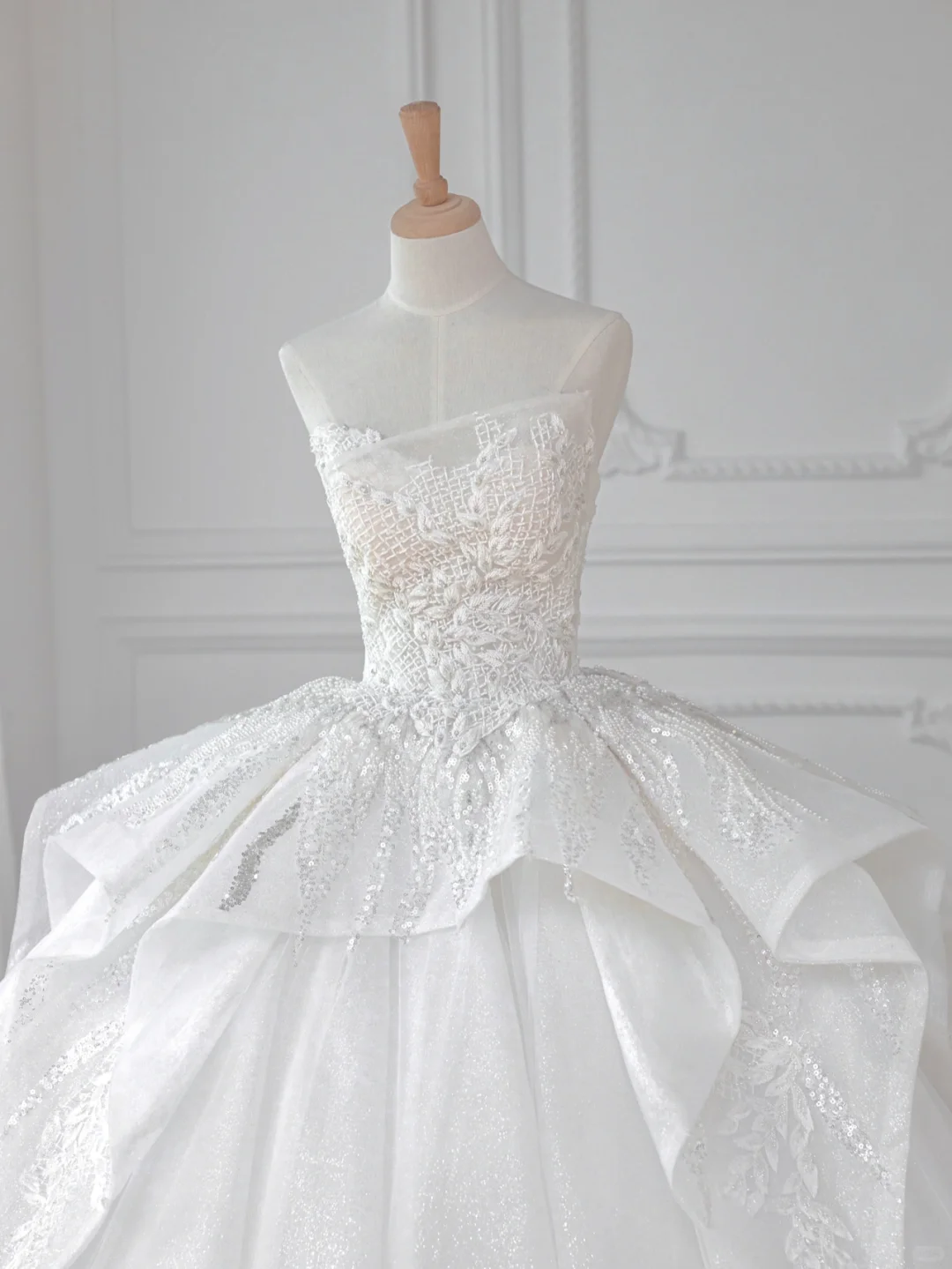 Dreamy Ball Gown Strapless Tulle Sequin Applique Long Wedding Dresses C4533