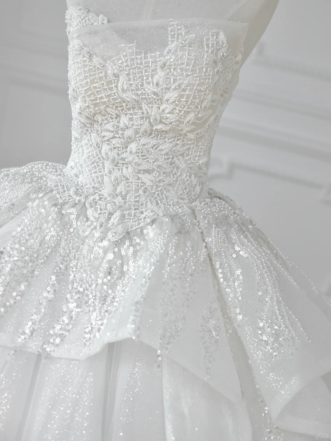 Dreamy Ball Gown Strapless Tulle Sequin Applique Long Wedding Dresses C4533