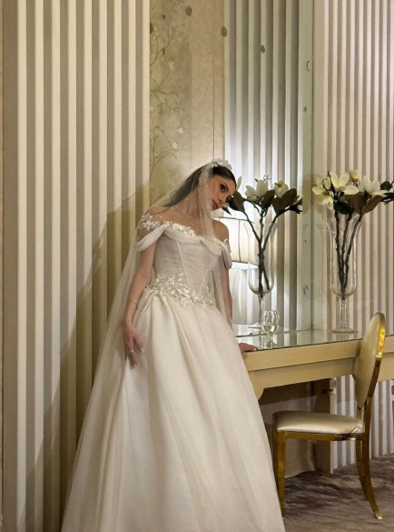 Gorgeous Ball Gown Off The Shoulder Satin Beads Flowers Long Wedding Dresses C4542