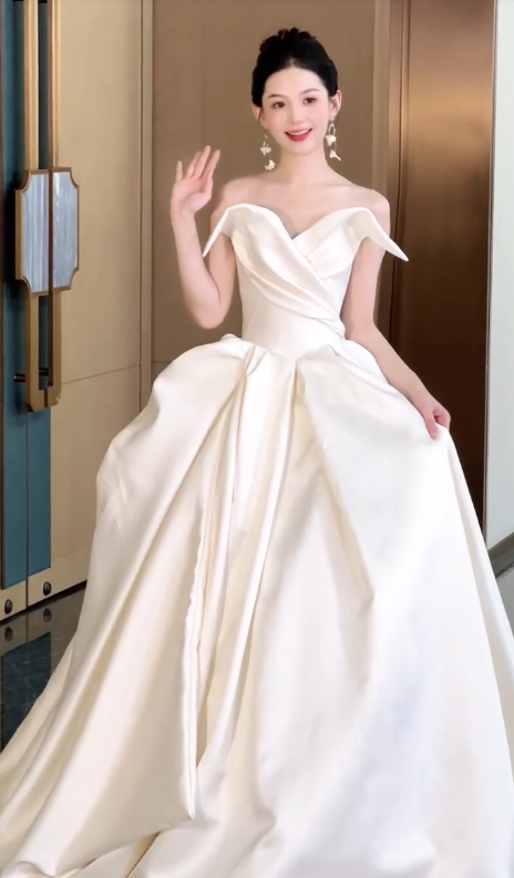 Elegant Ball Gown Strapless Satin Pleated Long Wedding Dresses C4561