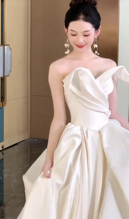 Elegant Ball Gown Strapless Satin Pleated Long Wedding Dresses C4561