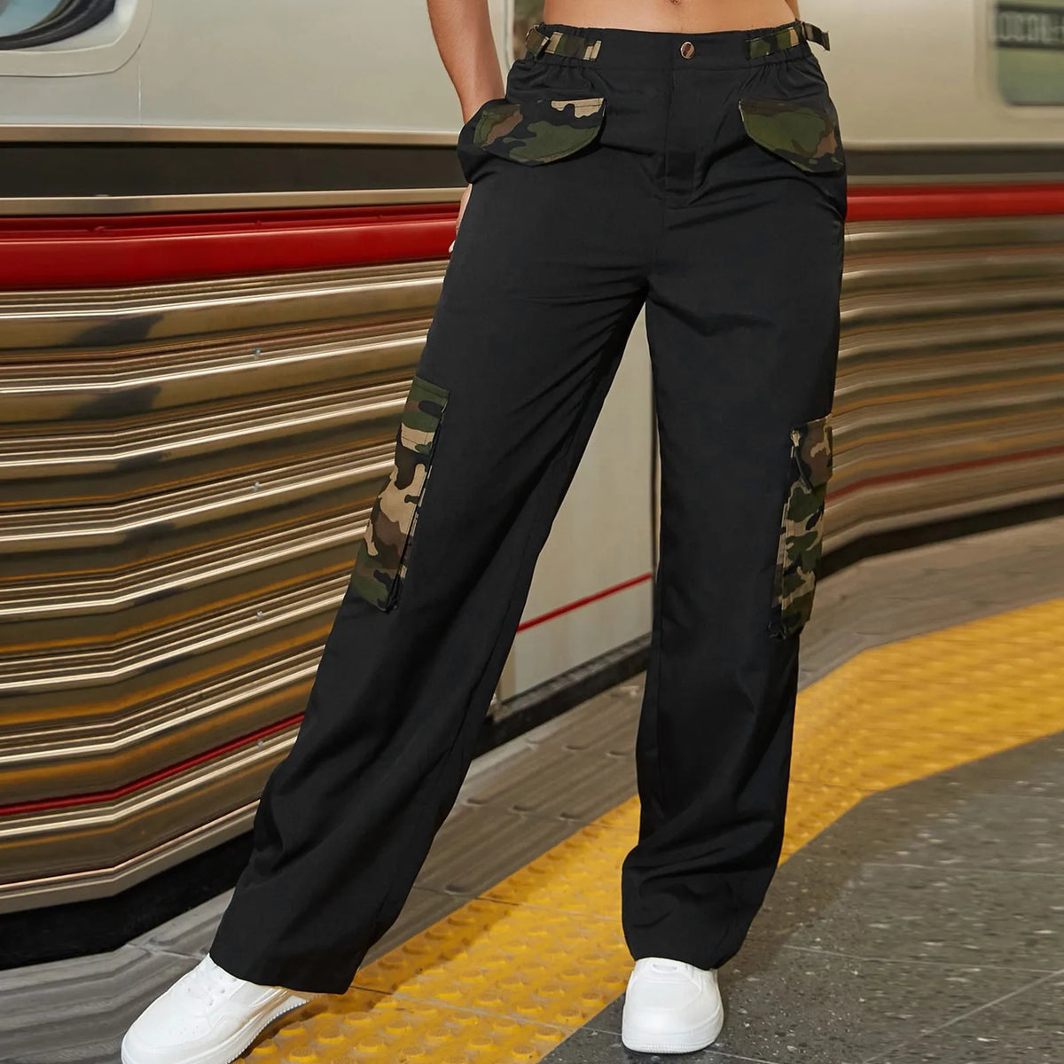 Camo Print Contrast Flap Pocket Straight Leg Cargo Pants