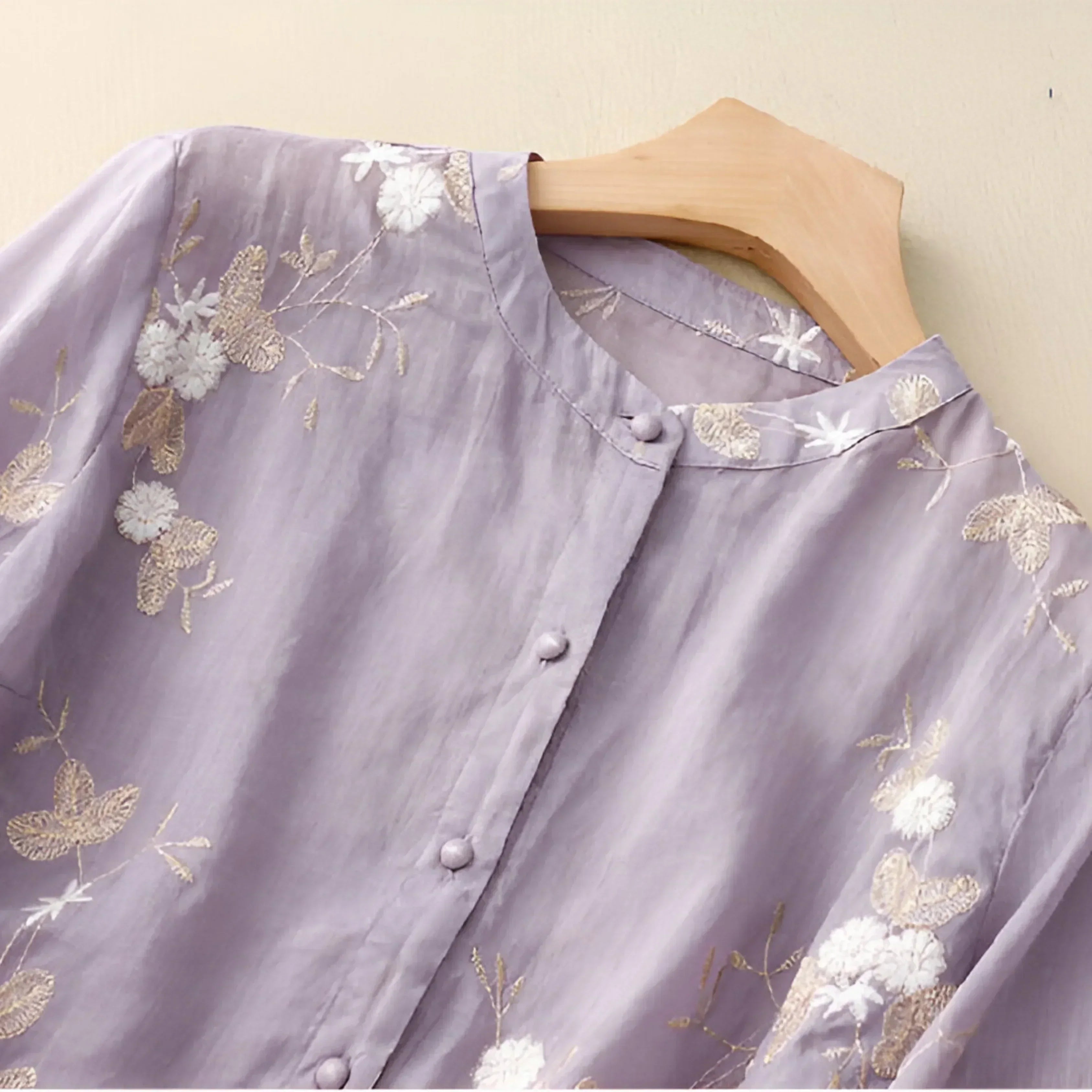 Elegant Floral Women's Top with Lightweight Fabric and Comfortable Fit