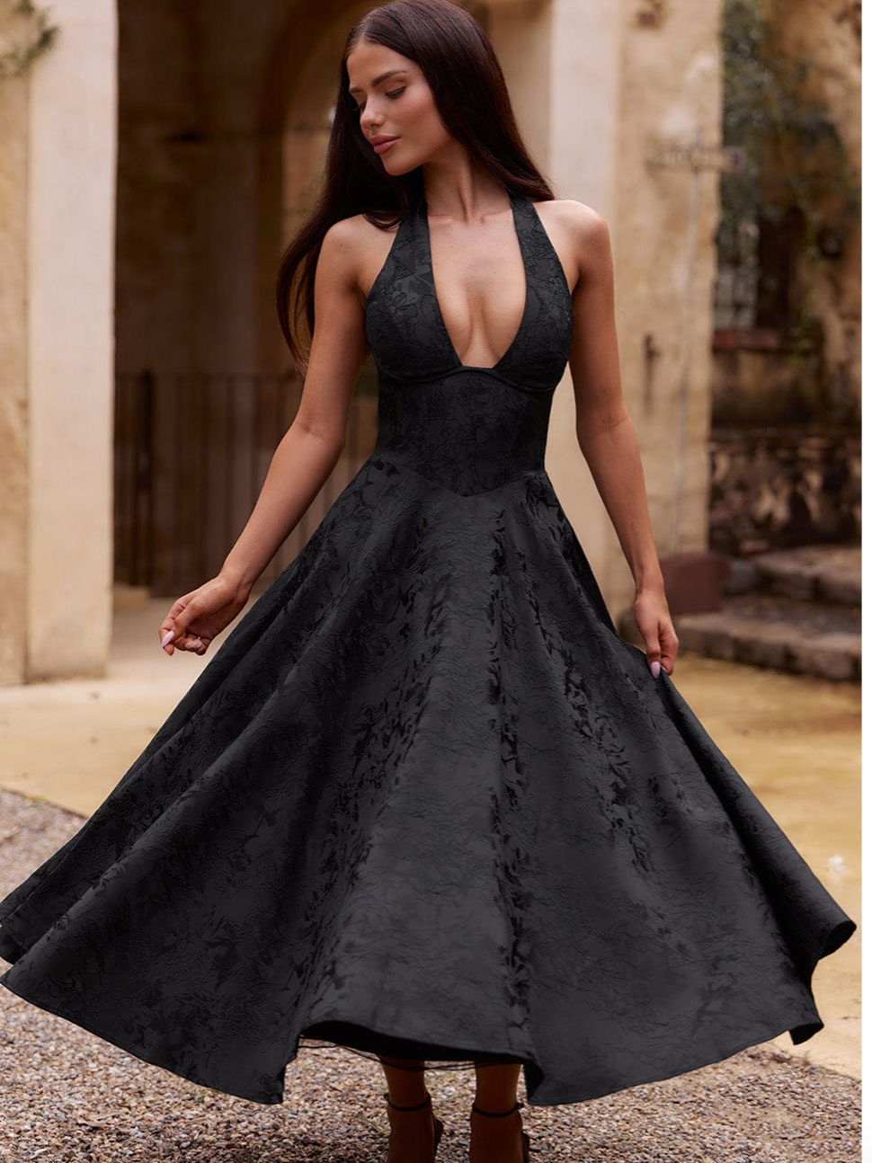 Boutique Christina Smart Midi Dress with a Bull Neck Chic Silhouette Collection