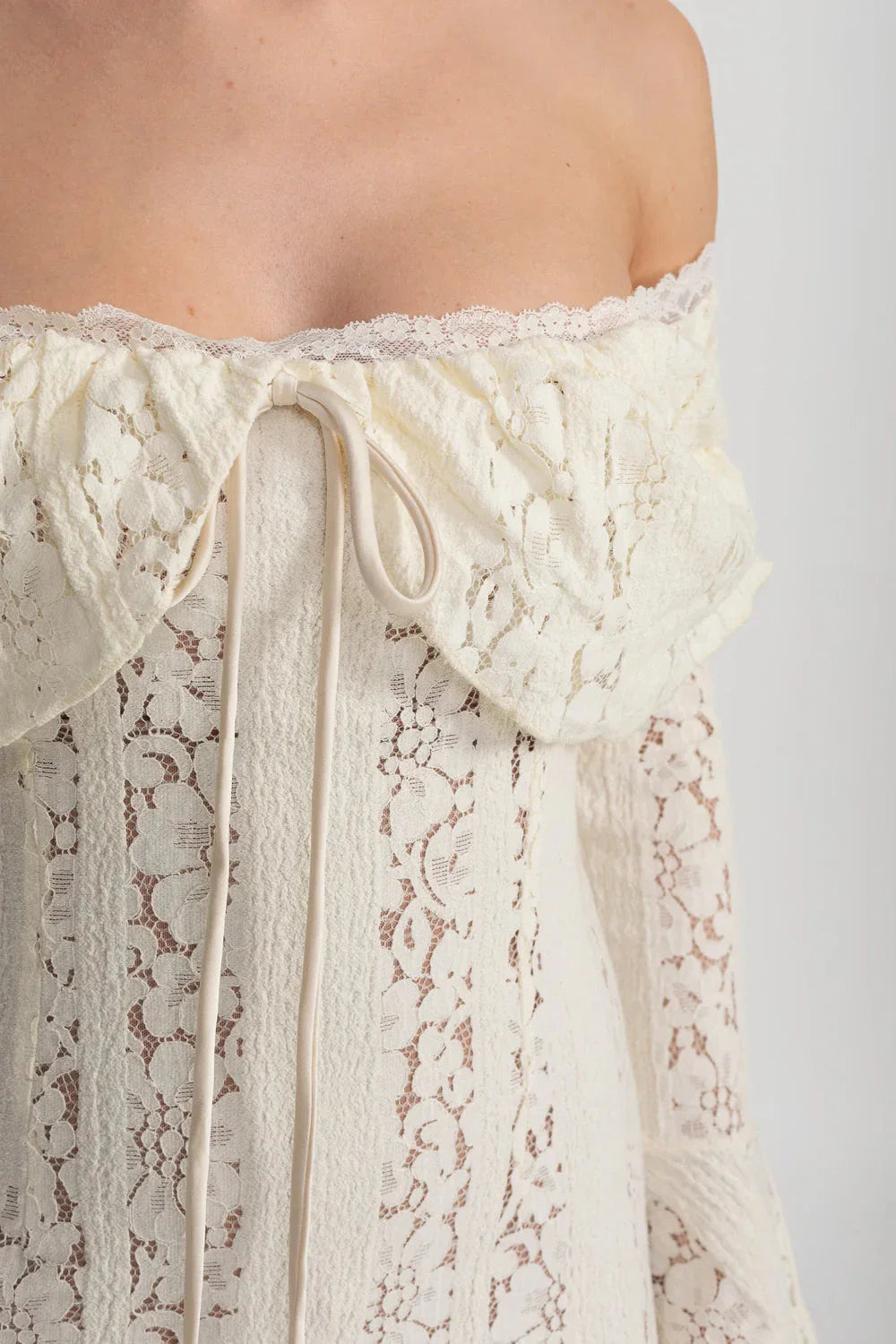 Elegant Off-Shoulder Lace Gown With Long Flared Sleeves - Ivoire